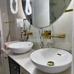 Apartament Louise Delux- Free Privat Parking Mestecǎneşti